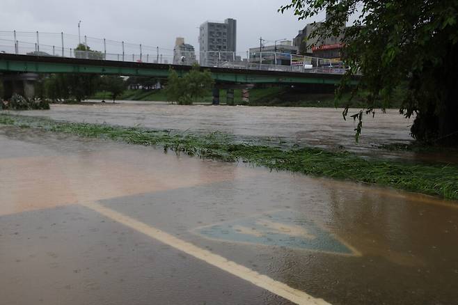 18일 오후 오산천 산책로가 침수돼 있다. 김영원 기자