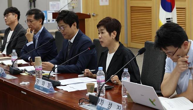 방송인 김미화씨가 18일 서울 여의도 국회 의원회관에서 열린 ‘이진숙 방송통신위원장 후보 언론탄압 증언대회’에 참석해 발언하고 있다. 강창광 선임기자 chang@hani.co.kr