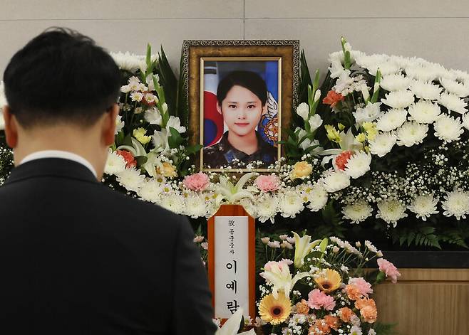 18일 경기 성남시 국군수도병원 장례식장에 마련된 이예람 중사의 빈소를 찾은 조문객이 고인을 추모하고 있다. 연합뉴스