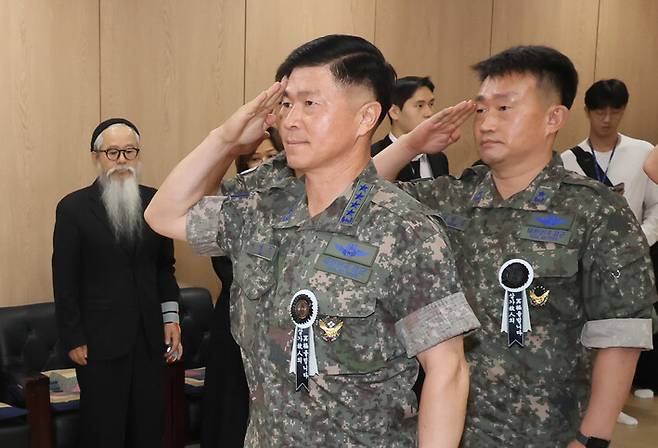 이영수 공군참모총장이 18일 경기 성남시 국군수도병원 장례식장에 마련된 이예람 중사의 빈소를 찾아 조문하며 경례하고 있다. 연합뉴스