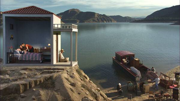 빌 비올라가 2002년 만든 영상작품 ‘여정-우리는-날마다-나아간다’의 한 장면. 침상에 누운 채 죽음을 맞는 노인과 정리한 짐을 배에 싣고 떠나는 광경이 펼쳐지고 있다. 다섯 부분으로 엮은 이 영상물은 삶과 죽음 앞에 놓인 인간의 존재를 조명한다. 부산시립미술관 제공