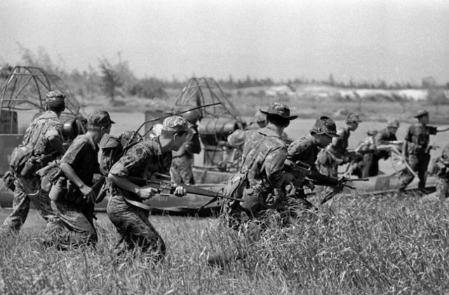 1972년 베트남전쟁에 파병된 한국군이 나짱 인근 적진으로 향하는 장면. 게티이미지