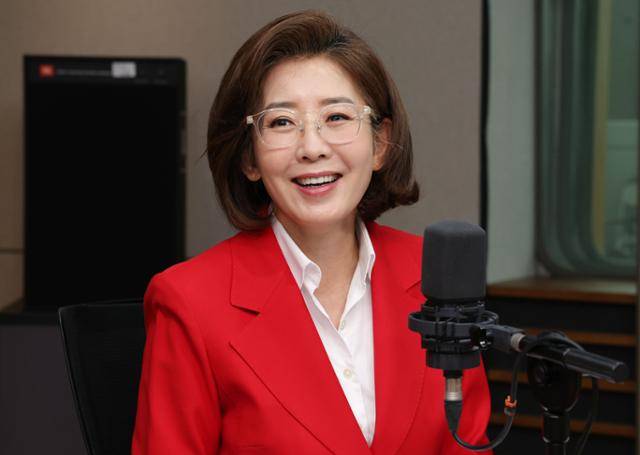 나경원 국민의힘 당대표 후보가 17일 서울 양천구 CBS 사옥에서 열린 'CBS 김현정의 뉴스쇼 특집' 국민의힘 당대표 후보자 토론회에 참석해 발언하고 있다. 뉴시스