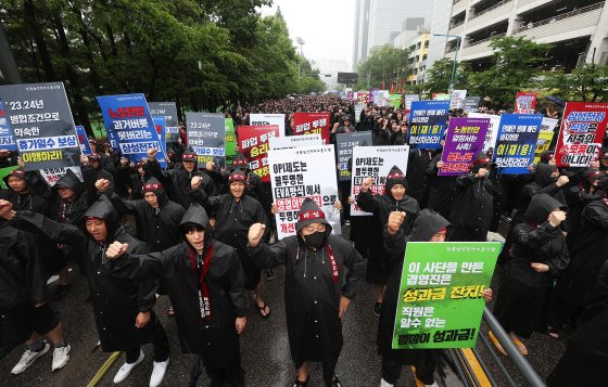 지난 8일 오전 경기도 화성시 삼성전자 화성사업장 앞에서 열린 전국삼성전자노동조합 총파업 결의대회에서 조합원들이 구호를 외치고 있다. 연합뉴스