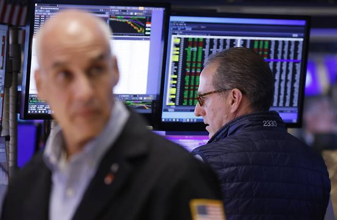 뉴욕증권거래소(NYSE)에서 일하고 있는 유가증권시장 트레이더들. 사진=UPI/연합뉴스