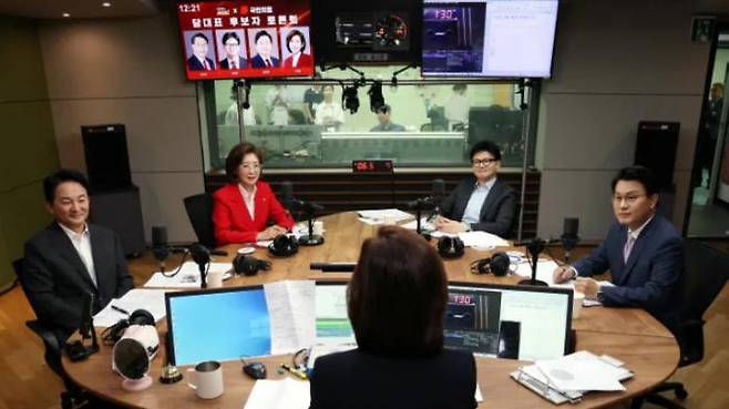 From left, candidates for the People\'s Power Party leader election Won Hee-ryong, Na Kyung-won, Han Dong-hoon and Yoon Sang-hyun are preparing for a debate held in CBS Kim Hyun-jung\'s News Show Special at CBS headquarters in Yangcheon-gu, Seoul, on July 17. Provided by the National Assembly