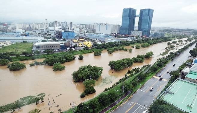 A river is flooded in Osan, Gyeonggi Province following a flood watch issued in the city on Thursday. (Yonhap)