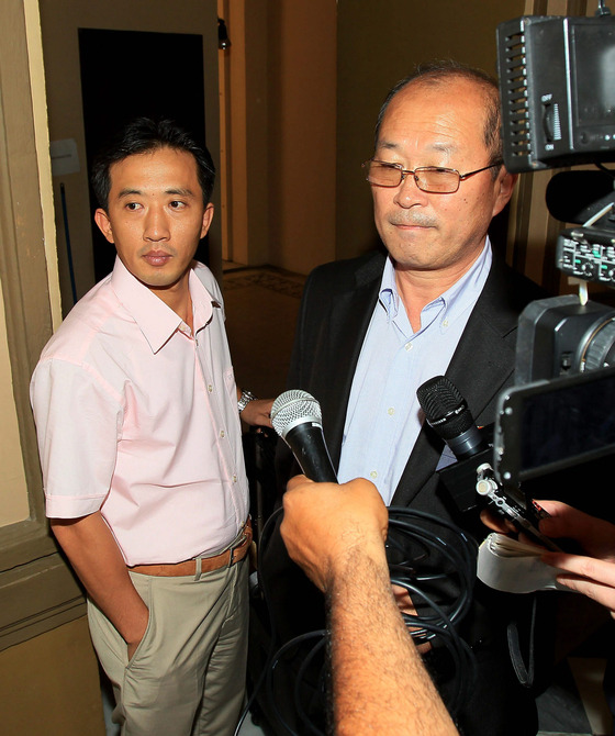 A North Korean diplomat stationed in Cuba defected to South Korea in November last year, government sources confirmed Tuesday. In this 2013 photo of North Korean diplomats in Panama, Ri Il-gyu, the identified defector, is presumed to be the man on the left. [YONHAP]