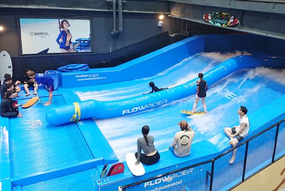 Flow House Yongin limits the number of people who can enter the lane for safety issues, assuring a safe ride during the session. [FLOW HOUSE YONGIN]