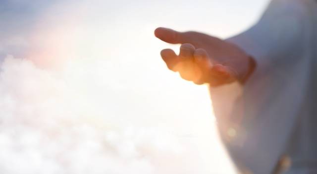 천국에서 세상을 향해 손을 뻗는 예수 그리스도를 묘사한 이미지. 게티이미지뱅크