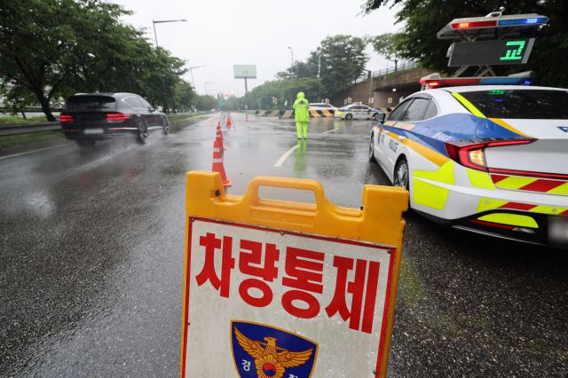 수도권에 이틀째 집중호우가 쏟아진 18일 오후 서울 올림픽대로 양방향 여의상류IC를 경찰이 통제하고 있다. 연합뉴스