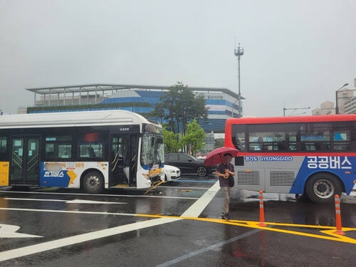 고양 일산서구 대화동 시내버스 간 추돌사고 현장. 경기도소방재난본부 제공