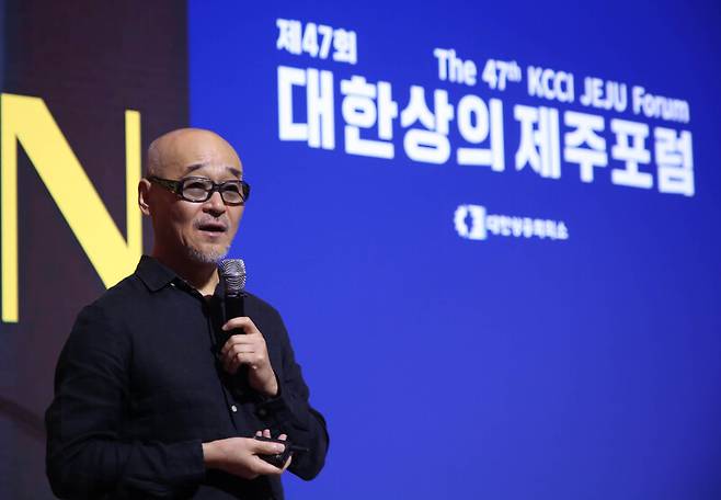 대한상의 제주포럼에서 강연하는 박웅현 TBWA KOREA 조직문화연구소장  / 출처 = 대한상의