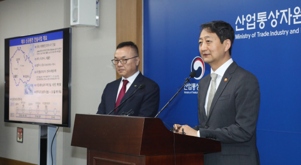 Industry Minister Ahn Duk-geun(right) speaks at a press briefing on july 18. On the left is Hwang Joo-ho, CEO of Korea Hydro & Nuclear Power. [Photo by Yonhap]