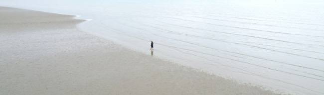 전남 신안 자은도의 둔장해변. 이렇게 거대한 백사장도 ‘해수욕장’이 아니라, 둔장 어촌체험마을의 ‘해변’일 따름이다. 자은도에는 인적 하나 없는 광활한 백사장을 가진 해변이 곳곳에 있다.