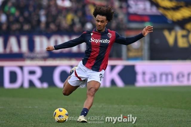 맨유 유니폼을 입은 지르크지. 맨유는 지난 15일 지르크지를 영입했다. 맨유는 지르크지의 소속팀이었던 볼로냐에 3650만 파운드, 약 660억원을 이적료로 지불했다. 지르크지와는 2029년까지 5년간 계약했다. 그의 주급은 6만5000파운드, 약 1억원이어서 화제가 되고 있다. /게티이미지코리아