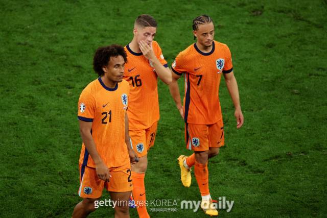 유로 2024에서 네덜란드 국가대표로 뛴 지르크지. 맨유는 지난 15일 지르크지를 영입했다. 맨유는 지르크지의 소속팀이었던 볼로냐에 3650만 파운드, 약 660억원을 이적료로 지불했다. 지르크지와는 2029년까지 5년간 계약했다. 그의 주급은 6만5000파운드, 약 1억원이어서 화제가 되고 있다. /게티이미지코리아