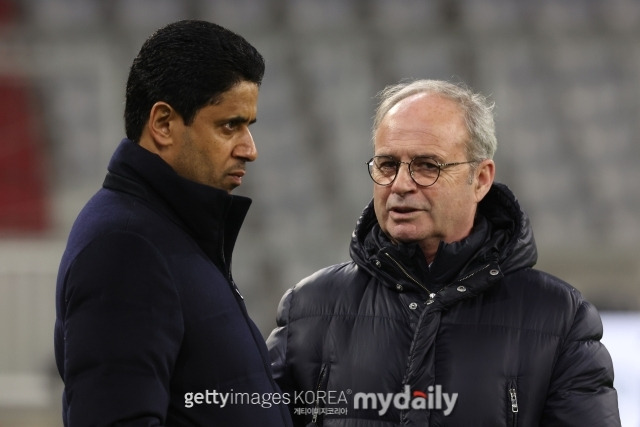 PSG 이강인의 거취가 주목받고 있다. 이탈리아 매체 투토나폴리는 지난 16일 'PSG의 이강인이 나폴리와 PSG의 오시멘 이적 협상에 관련되어 있다. PSG는 오시멘 영입을 위해 나폴리에 바이아웃 금액을 지불할 의사는 없어 보인다. 대신 이적료의 일부로 선수를 포함시켜 이적료를 낮추려고 한다. PSG가 나폴리에 오시멘 이적을 위해 트레이드를 제안한 선수는 솔레르, 무키엘레, 이강인이다. 3명의 선수 중 나폴리가 선호하는 선수는 이강인이 유일하다'고 전했다. 프랑스 매체 90min은 '나폴리의 눈길을 사로잡는 이름은 이강인이다. PSG는 이강인의 이적은 불가능하다는 입장'이라고 언급했다. 이강인은 프리미어리그 클럽 이적설도 관심받는 가운데 프랑스 매체 풋메르카토는 지난 15일 '프리미어리그 클럽이 이강인의 이적료로 7000만유로를 제안했다. 음바페 대체 선수 영입을 위해 자금을 마련하고 있는 PSG는 젊은 재능에 대한 엄청난 제안을 받았다. 이름이 유출되지 않은 프리미어리그 클럽이 이강인의 이적료로 7000만유로를 제안했다'고 전했다./게티이미지코리아