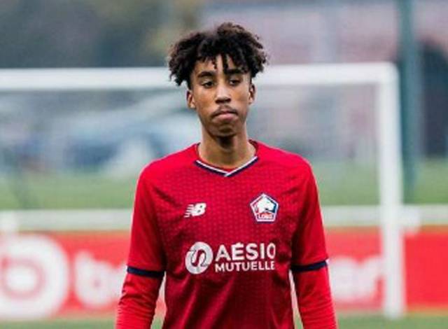 영국 BBC는 17일 '맨유는 릴과 요로 이적에 합의했다. 요로는 맨체스터에 도착해 메디컬테스트를 받을 예정이다. 맨유는 브렌트웨이트 영입을 위해 에버튼에 두 차례 제안했지만 모두 거부 당했다. 데 리흐트를 영입하기 위해 바이에른 뮌헨과 협상도 진행해왔다. 맨유는 브렌트웨이트와 데 리흐트 영입에 여전히 관심있지만 두 선수 모두 영입하지는 않을 것'이라고 언급했다. 맨유는 지난 15일 지르크지 영입을 발표하며 올 여름 이적시장 첫 영입에 성공했다. 맨유와 지르크지의 계약기간은 2029년까지다. 맨유에 합류한 지르크지는 "맨유에서의 미래가 얼마나 흥미진진할지 알게 됐다. 맨유의 성공을 위해 내 역할을 할 수 있게되어 기쁘다. 커리어에서 다음 단계로 나아가며 더 많은 트로피를 차지할 준비가 됐다"는 각오를 전했다./요로