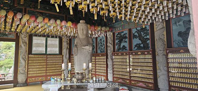 불굴사 약사보전 안에 모셔진 약사여래불