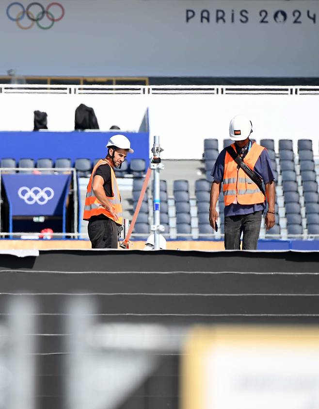 2024 파리 올림픽 개막을 8일 앞둔 18일 오전(현지시간) 개막식이 열리는 파리 에펠탑 인근에서 관계자들이 막바지 공사를 하고 있다. 파리=이상섭 기자