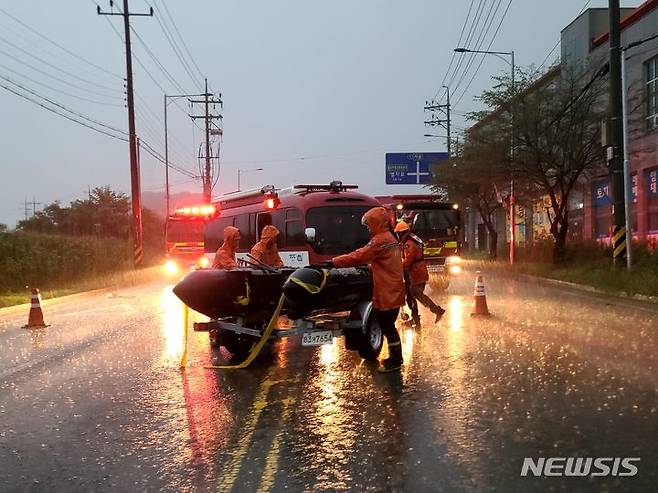 [파주=뉴시스] 파주 차량 침수 구조현장. (사진=경기도북부소방재난본부 제공) 2024.07.18 photo@newsis.com