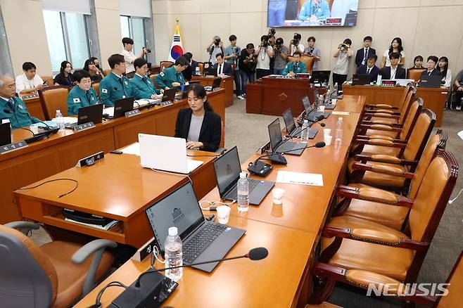 [서울=뉴시스] 고승민 기자 = 신정훈 국회 행정안전위원장이 18일 서울 여의도 국회에서 2024년 민생위기 극복을 위한 특별조치법안 등을 안건으로 열린 행정안전위원회 전체회의에서  2024.07.18. kkssmm99@newsis.com