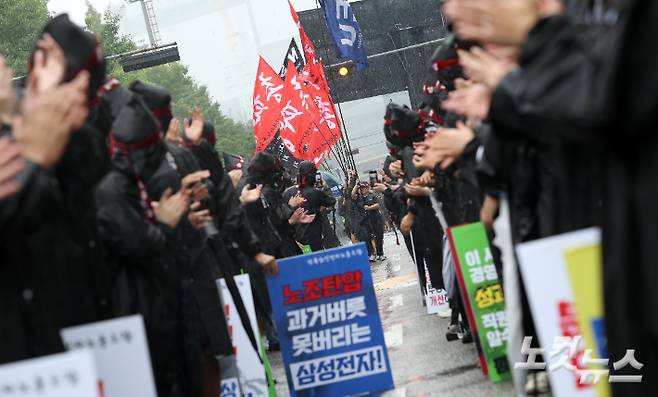 전국삼성전자노동조합 조합원들이 8일 오전 경기 화성시 삼성전자 화성캠퍼스 앞에서 총파업 결의대회를 갖고 구호를 외치고 있다. 화성=황진환 기자