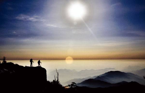 써리봉 일출. 사진 김승완 기자