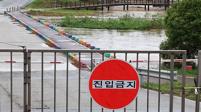 출입 통제된 오산천 잠수교