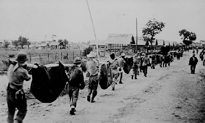 1942년 4월 필리핀 바타안 반도에서 일본군에 항복한 미군 포로들의 ‘바타안 죽음의 행진’ 모습. 105㎞쯤 떨어진 포로수용소까지 걸어서 이동하는 동안 무더위와 음식 부족, 일본군의 학대 탓에 수많은 이가 목숨을 잃었다. SNS 캡처