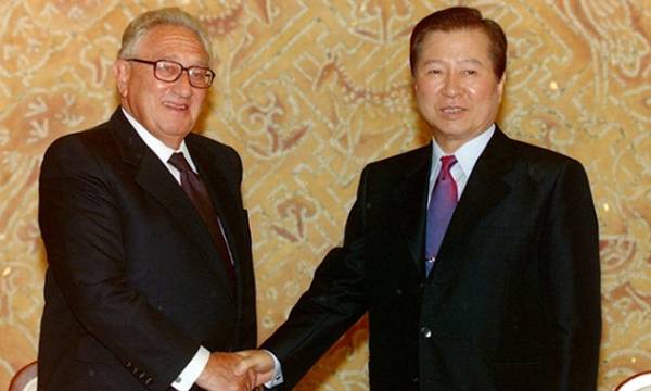 고 김대중 전 대통령(오른쪽)과 고 헨리 키신저 전 미국 국무부 장관. 1973년 김대중 납치 사건이 벌어졌을 당시 미 백악관 국가안보보좌관이던 키신저가 그의 구명에 앞장선 것으로 알려져 있다. 연합뉴스