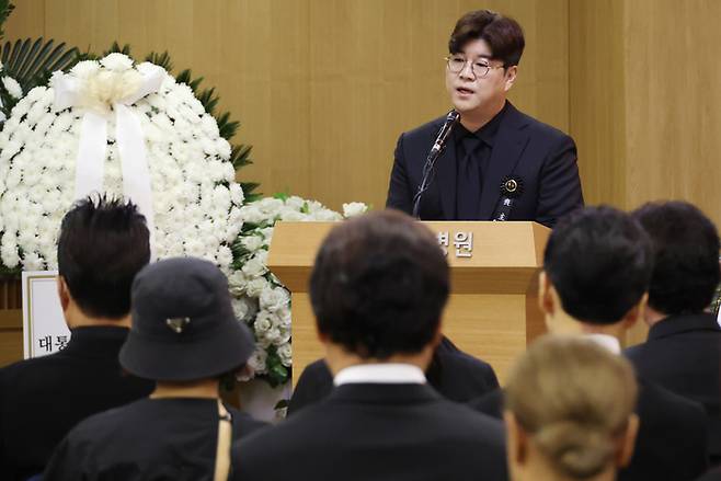 18일 오전 서울아산병원 장례식장에서 열린 가수 고 현철(본명 강상수) 대한민국가수장 영결식에서 가수 박구윤이 추도사를 하고 있다. 연합뉴스/공동취재