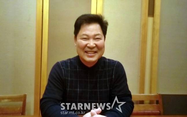 염색 안 한 검은 머리가 눈길을 끄는 환갑 나이 당시 이만수 감독. /사진=스타뉴스