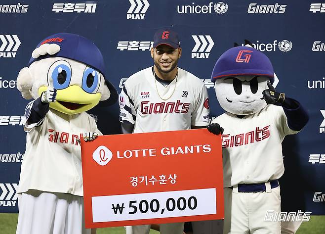 롯데 외야수 레이예스는 17일 울산 문수야구장에서 열린 '2024 신한 SOL Bank KBO 리그' 두산과 주중 3연전 두 번째 맞대결에서 4번타자 우익수로 선발 출전했다. 10회말 끝내기 만루 홈런을 쳐 팀 승리에 힘을 보탰다. 롯데 자이언츠