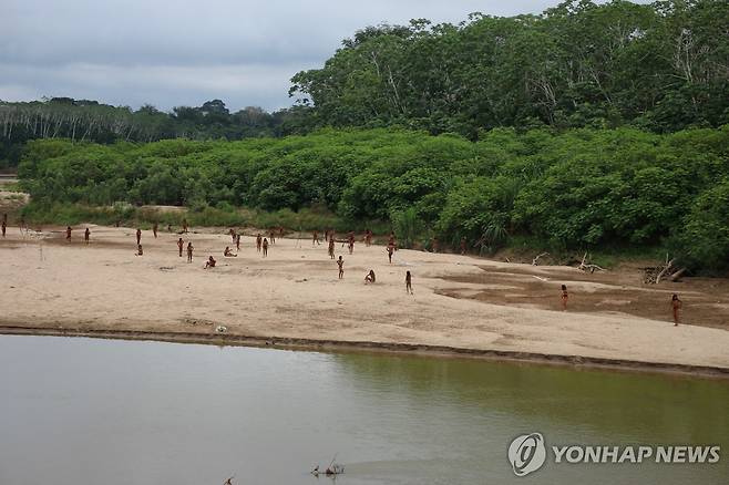 강가에 나와 있는 마슈코 피로 부족민 [서바이벌 인터내셔널 제공. 몬테살바도 로이터=연합뉴스. 재판매 및 DB 금지]