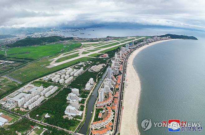 김정은, 원산갈마해안관광지구건설사업 현지지도 (평양 조선중앙통신=연합뉴스) 북한 김정은 국무위원장은 16일 주요간부들을 대동하고 원산갈마해안광광지구 건설사업을 현지지도했다고 조선중앙통신이 18일 보도했다. 사진은 원산갈마해안관광지구의 모습. 2024.7.18 
    [국내에서만 사용가능. 재배포 금지. For Use Only in the Republic of Korea. No Redistribution] nkphoto@yna.co.kr