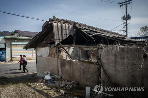 인구소멸 위험 '수도권도 예외 없다' (연천=연합뉴스) 임병식 기자 = 인구 감소 문제는 지방만의 문제가 아니다. 지난해 10월 행정안전부가 '인구감소지역'으로 지정한 89곳 중 수도권인 인천 강화군과 옹진군, 경기 가평군과 연천군 등 4곳이 포함됐다. 사진은 지난 6일 연천군 신서면 대광리 빈 집의 모습. 2022.4.11
    andphotodo@yna.co.kr
(끝)