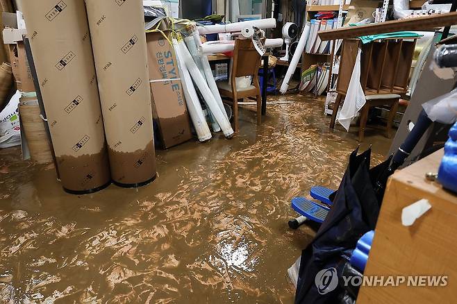 집중호우로 물에 잠겼던 당진전통시장 도배장판 업장 (당진=연합뉴스) 강수환 기자 = 18일 오후 집중호우로 침수된 충남 당진시 읍내동 당진전통시장 내 도배장판 매장에 물이 빠지고 난 뒤 진흙이 묻어 있다. 이날 집중호우로 오전 8시께서부터 당진전통시장이 빗물에 침수됐다. 이날 0시부터 오전 11시까지 당진에는 162.5㎜의 집중호우가 쏟아졌다. 2024.7.18 swan@yna.co.kr