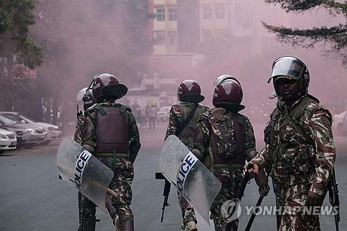 케냐 반정부 시위 진압하는 경찰 [AFP 연합뉴스 자료사진. 재판매 및 DB 금지]