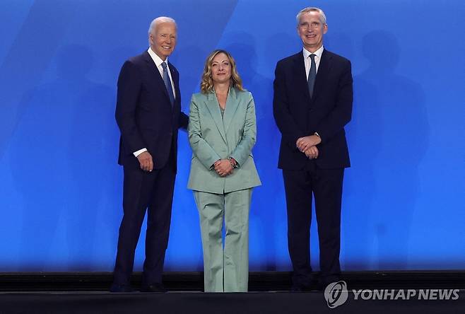 바이든(왼쪽)과 스톨텐베르그(오른쪽) 사이에 선 멜로니  [로이터 연합뉴스 자료사진. 재판매 및 DB 금지]