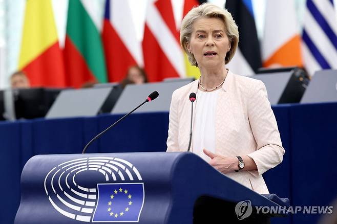 유럽의회 연설하는 EU 집행위원장 (스트라스부르 AFP=연합뉴스) 우르줄라 폰데어라이엔 EU 집행위원장이 18일(현지시간) 프랑스 스트라스부르 유럽의회에서 인준투표를 앞두고 막판 지지를 호소하는 연설을 하고 있다. 2024.07.18 photo@yna.co.kr