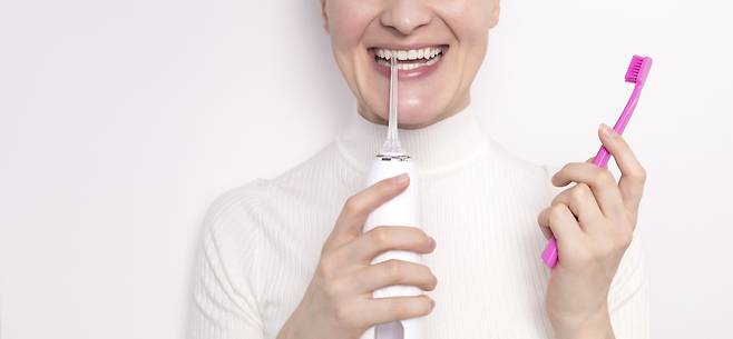 치아 사이나 잇몸 속 플라그는 칫솔질만으로 제거되지 않는다. 치실이나 물치실로 구석구석 자리 잡은 플라그도 관리해야 한다. [사진= 게티이미지뱅크]