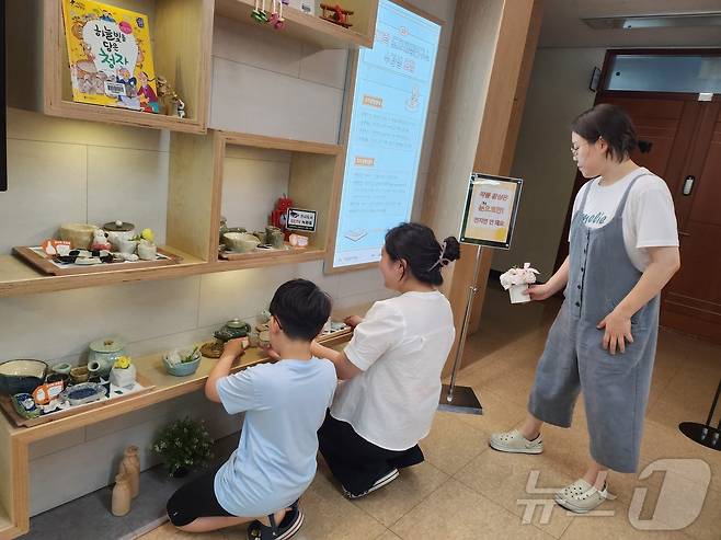 학생들이 ‘꼼지락 꼼지락, 나만의 도자기 만들기 체험’을 하고 있다. (대전학생교육문화원 제공)/뉴스1