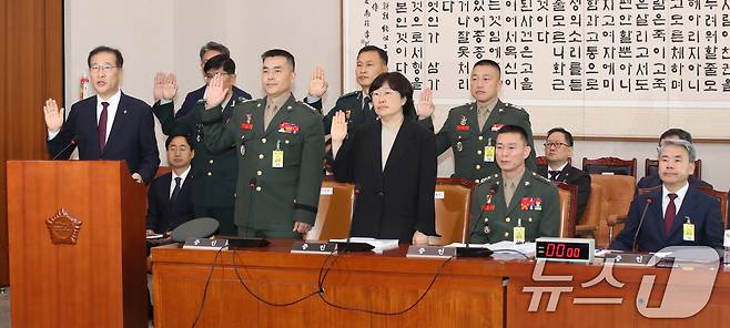 박성재 법무부 장관(앞줄 왼쪽부터)과 박정훈 전 해병대수사단장, 유재은 국방부 법무관리관이 21일 오전 서울 여의도 국회에서 열린 법제사법위원회 전체회의 순직 해병 수사 방해 및 사건 은폐 등의 진상규명을 위한 특별검사의 임명 등에 관한 법률안 관련 입법청문회에서 증인선서를 하고 있다. 이날 이종섭 전 국방부 장관과 임성근 전 해병대 1사단장, 신범철 전 국방부차관은 증인 선서를 거부 했다. 2024.6.21/뉴스1 ⓒ News1 이광호 기자