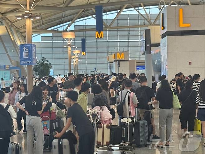 시스템 오류가 발생해 일부 항공사들의 발권·예약 시스템이 마비된 19일 인천국제공항 출발층 제주항공 발권카운터가 발권을 기다리는 승객들로 크게 붐비고 있다.2024.7.19 ⓒ News1 박소영 기자