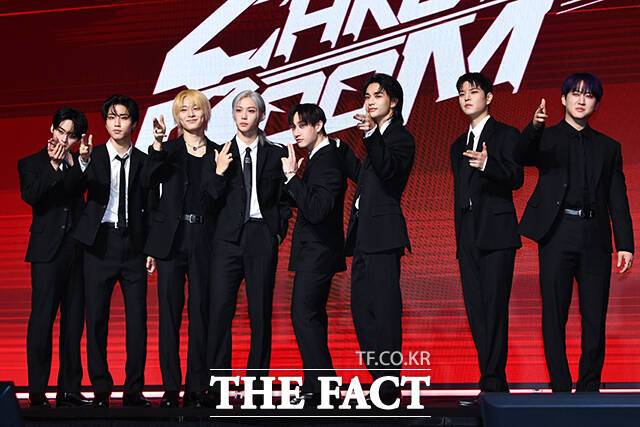 [더팩트 | 서예원 기자] 그룹 스트레이 키즈의 리노와 한, 아이엔, 필릭스, 방찬, 현진, 승민, 창빈(왼쪽부터)이 19일 오전 서울 영등포구 콘래드 서울 호텔에서 열린 새 미니 앨범 'ATE(에이트)' 발매 기념 기자간담회에 참석해 포즈를 취하고 있다. /서예원 기자