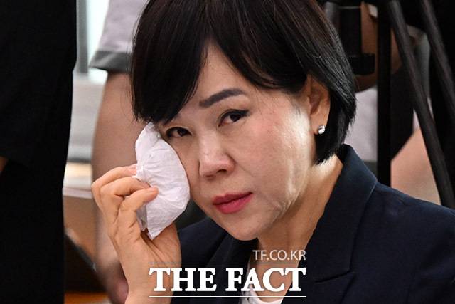 전현희 의원이 회의장에서 얼음팩으로 얼굴을 찜질하고 있다.