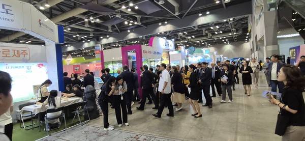 VIP 대상 순회 설명회 라인에만 사람들이 몰렸다. 그것도 주최측과 기자들이 20%. 안내하는 사회자는 영어를 구사하지 않은 채 한국인 관리에게만 설명하고 있다. 외국인 VIP는 Very Inconvinient Person이다. 이 전시회만 이럴까?