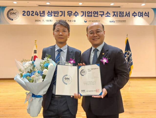 (우측)신길호 CM연구소 담당(상무)와 (좌측)이창휸 과학기술정보통신부 제1차관이 '2024 상반기 우수기업연구소 지정서 수여식'에서 기념사진을 촬영하고 있다(사진=캠시스)